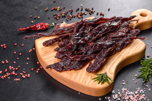 Baharat ve bitkilerle tuzlanmış ve kurutulmuş lezzetli et. Hızlı ve sağlıklı atıştırmalıklar.