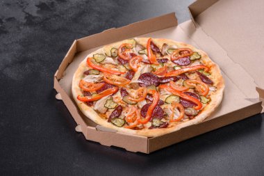 Ocak fırınında sosis, biber ve domatesle yapılan taze lezzetli pizza. Akdeniz mutfağı