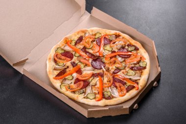 Ocak fırınında sosis, biber ve domatesle yapılan taze lezzetli pizza. Akdeniz mutfağı