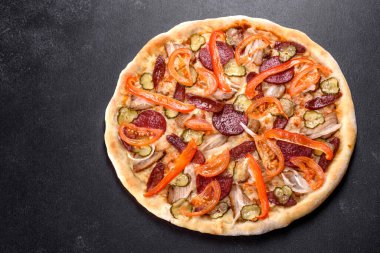 Ocak fırınında sosis, biber ve domatesle yapılan taze lezzetli pizza. Akdeniz mutfağı