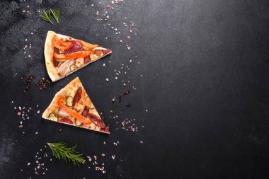 Ocak fırınında sosis, biber ve domatesle yapılan taze lezzetli pizza. Akdeniz mutfağı