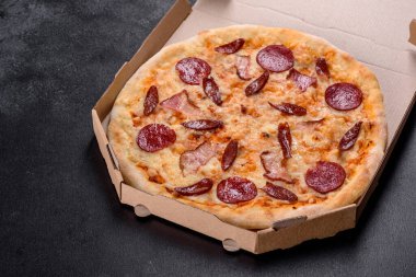 Dört çeşit et ve sosis ile ocakta yapılan taze ve lezzetli pizza. Akdeniz mutfağı