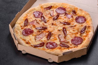 Dört çeşit et ve sosis ile ocakta yapılan taze ve lezzetli pizza. Akdeniz mutfağı