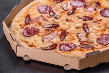 Dört çeşit et ve sosis ile ocakta yapılan taze ve lezzetli pizza. Akdeniz mutfağı