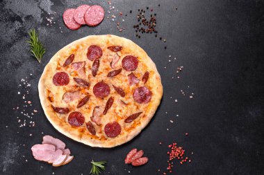 Dört çeşit et ve sosis ile ocakta yapılan taze ve lezzetli pizza. Akdeniz mutfağı