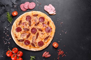 Dört çeşit et ve sosis ile ocakta yapılan taze ve lezzetli pizza. Akdeniz mutfağı