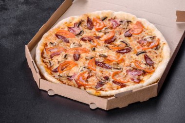 Ocak fırınında sosis, biber ve domatesle yapılan taze lezzetli pizza. Akdeniz mutfağı