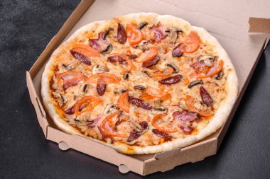 Ocak fırınında sosis, biber ve domatesle yapılan taze lezzetli pizza. Akdeniz mutfağı