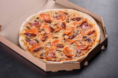 Ocak fırınında sosis, biber ve domatesle yapılan taze lezzetli pizza. Akdeniz mutfağı