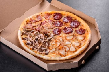 Dört çeşit et ve sosis ile ocakta yapılan taze ve lezzetli pizza. Akdeniz mutfağı