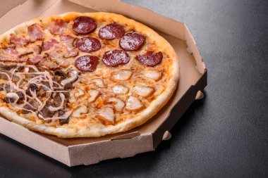 Dört çeşit et ve sosis ile ocakta yapılan taze ve lezzetli pizza. Akdeniz mutfağı