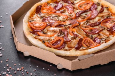 Ocak fırınında sosis, biber ve domatesle yapılan taze lezzetli pizza. Akdeniz mutfağı