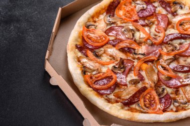 Ocak fırınında sosis, biber ve domatesle yapılan taze lezzetli pizza. Akdeniz mutfağı