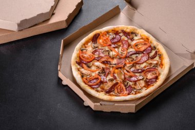 Ocak fırınında sosis, biber ve domatesle yapılan taze lezzetli pizza. Akdeniz mutfağı