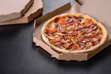 Ocak fırınında sosis, biber ve domatesle yapılan taze lezzetli pizza. Akdeniz mutfağı