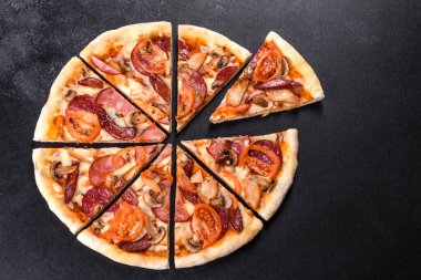 Ocak fırınında sosis, biber ve domatesle yapılan taze lezzetli pizza. Akdeniz mutfağı