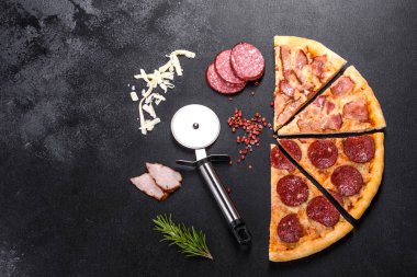 Dört çeşit et ve sosis ile ocakta yapılan taze ve lezzetli pizza. Akdeniz mutfağı