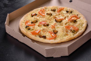 Ocak fırınında karides midyesi ve diğer deniz ürünleriyle yapılan taze lezzetli pizza. Akdeniz mutfağı