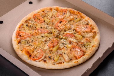 Ocak fırınında karides midyesi ve diğer deniz ürünleriyle yapılan taze lezzetli pizza. Akdeniz mutfağı