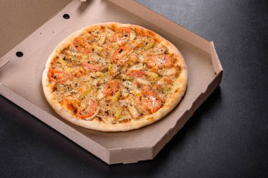 Ocak fırınında karides midyesi ve diğer deniz ürünleriyle yapılan taze lezzetli pizza. Akdeniz mutfağı
