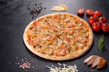 Ocak fırınında karides midyesi ve diğer deniz ürünleriyle yapılan taze lezzetli pizza. Akdeniz mutfağı