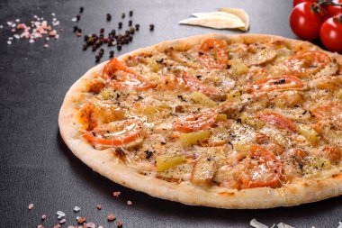 Ocak fırınında karides midyesi ve diğer deniz ürünleriyle yapılan taze lezzetli pizza. Akdeniz mutfağı