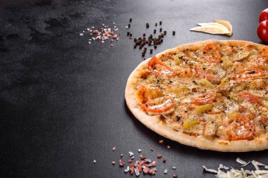 Ocak fırınında karides midyesi ve diğer deniz ürünleriyle yapılan taze lezzetli pizza. Akdeniz mutfağı