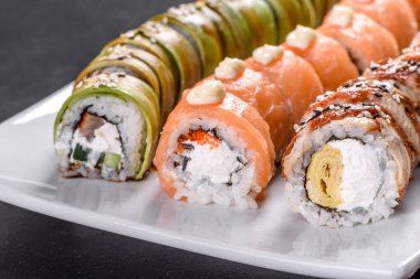 Zencefil ve wasabi 'li ejderha şeklinde taze suşi ruloları. Japon mutfağı.