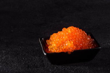 Koyu beton bir masada leziz taze kırmızı havyar. Lezzetli ve sağlıklı bir kahvaltı.