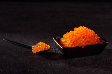 Koyu beton bir masada leziz taze kırmızı havyar. Lezzetli ve sağlıklı bir kahvaltı.