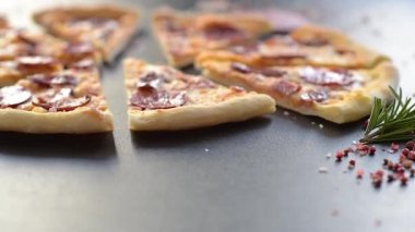 Ocak fırınında sosis, biber ve domatesle yapılan taze lezzetli pizza. Akdeniz mutfağı