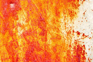 Çatlakları ve çizikleri olan metal bir duvarın dokusu arka plan olarak kullanılabilir.