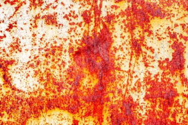 Çatlakları ve çizikleri olan metal bir duvarın dokusu arka plan olarak kullanılabilir.