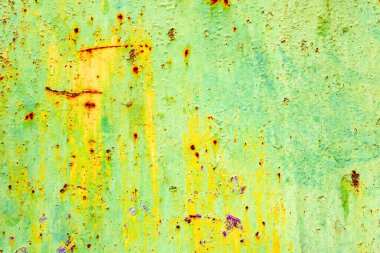 Çatlakları ve çizikleri olan metal bir duvarın dokusu arka plan olarak kullanılabilir.