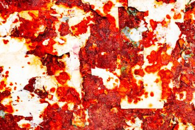 Çatlakları ve çizikleri olan metal bir duvarın dokusu arka plan olarak kullanılabilir.