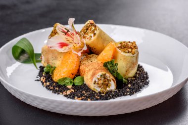 Fıstıklı ve haşhaşlı lezzetli krepler. Nefis, doyurucu kahvaltı.