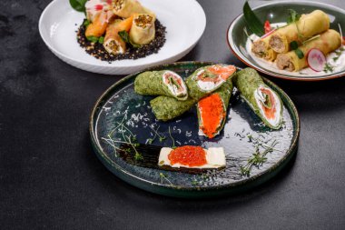 Kırmızı balık ve havyarlı bir tabakta lezzetli taze krepler. Nefis, doyurucu kahvaltı.