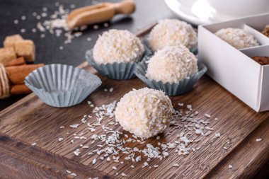 Lezzetli taze el yapımı, içi peynir dolu ve beton bir masaya serpiştirilmiş şeker.