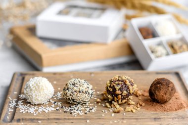 Lezzetli taze el yapımı, içi peynir dolu ve beton bir masaya serpiştirilmiş şeker.