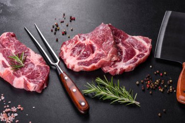 Baharatlı ve otlu lezzetli biftek yapmak için taze çiğ et. Izgara et için hazırlık