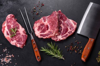 Baharatlı ve otlu lezzetli biftek yapmak için taze çiğ et. Izgara et için hazırlık