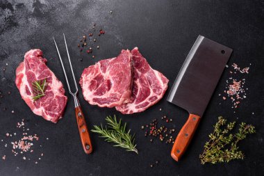 Baharatlı ve otlu lezzetli biftek yapmak için taze çiğ et. Izgara et için hazırlık