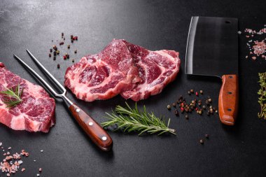 Baharatlı ve otlu lezzetli biftek yapmak için taze çiğ et. Izgara et için hazırlık