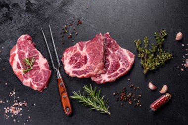 Baharatlı ve otlu lezzetli biftek yapmak için taze çiğ et. Izgara et için hazırlık