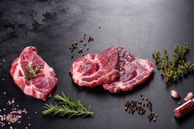 Baharatlı ve otlu lezzetli biftek yapmak için taze çiğ et. Izgara et için hazırlık