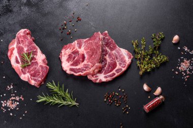 Baharatlı ve otlu lezzetli biftek yapmak için taze çiğ et. Izgara et için hazırlık