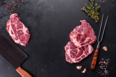 Baharatlı ve otlu lezzetli biftek yapmak için taze çiğ et. Izgara et için hazırlık