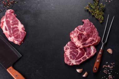 Baharatlı ve otlu lezzetli biftek yapmak için taze çiğ et. Izgara et için hazırlık