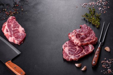 Baharatlı ve otlu lezzetli biftek yapmak için taze çiğ et. Izgara et için hazırlık