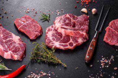 Baharatlı ve otlu lezzetli biftek yapmak için taze çiğ et. Izgara et için hazırlık
